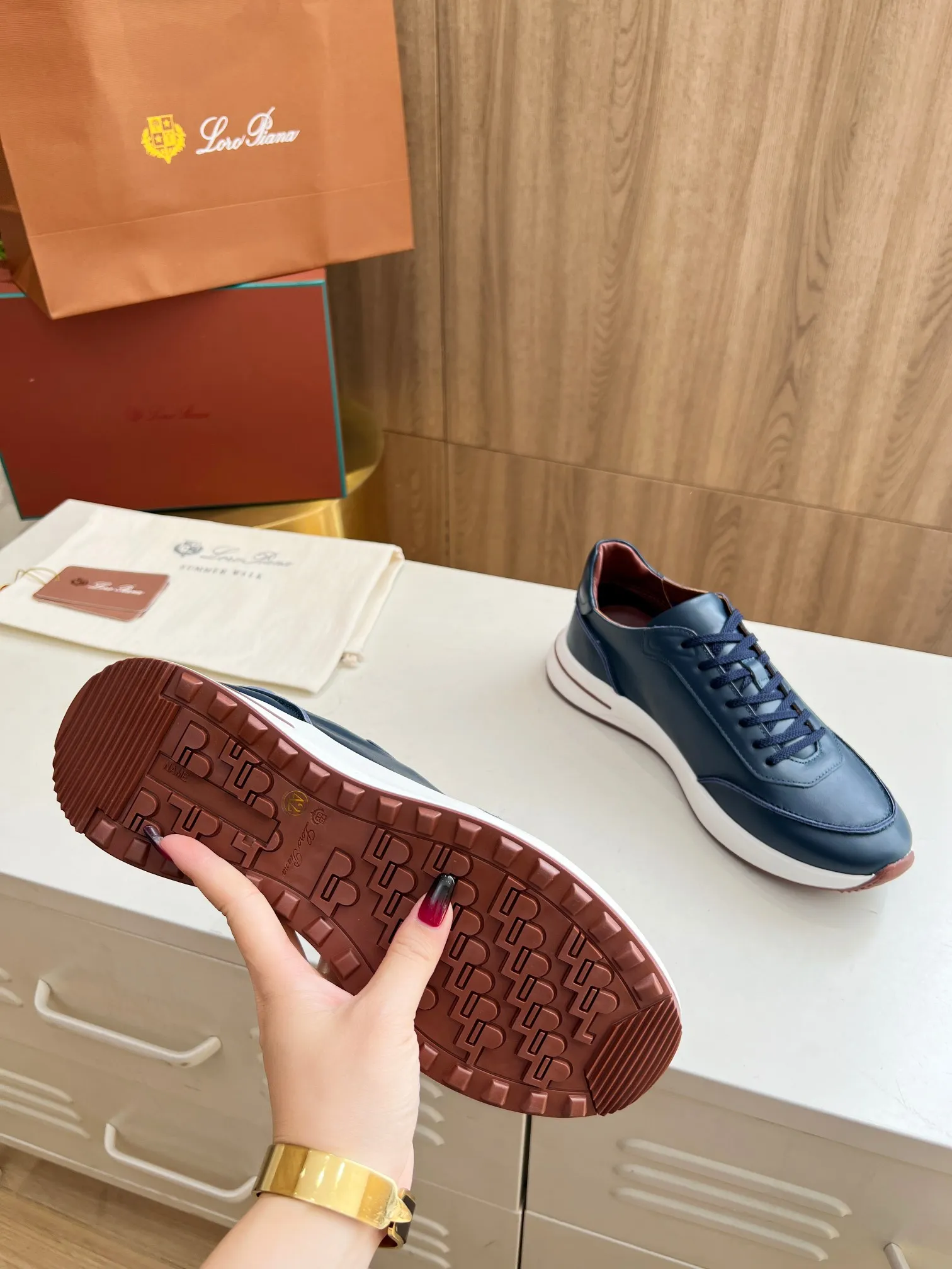 Men's Men's Shoes 💰620 👑Loro Piana* Purchase the original 1:1 copy. Founded the existing Loro Piana company on April 24, 1924. It is now the sixth generation of family business, providing high-quality products to customers who are discerning about taste and quality. Imported calfskin fabrics. The interior is made of imported A-grade water-dyed cow lining. 💝 Focus on top quality, pay for what you pay, and compare the inner details. Original authentic packaging. Code number: 39-45